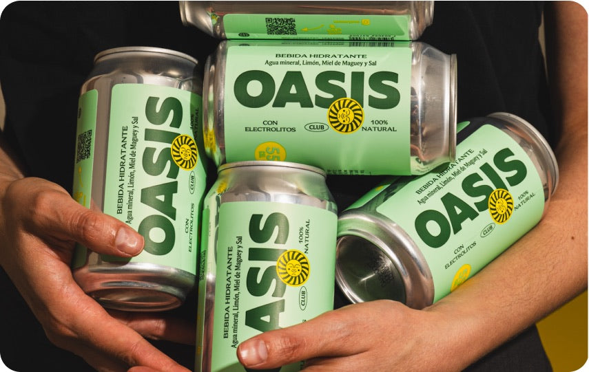 Brazos cargando varias latas de Oasis