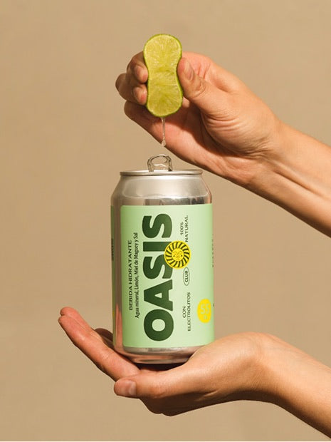 Limón exprimido sobre una lata de Oasis